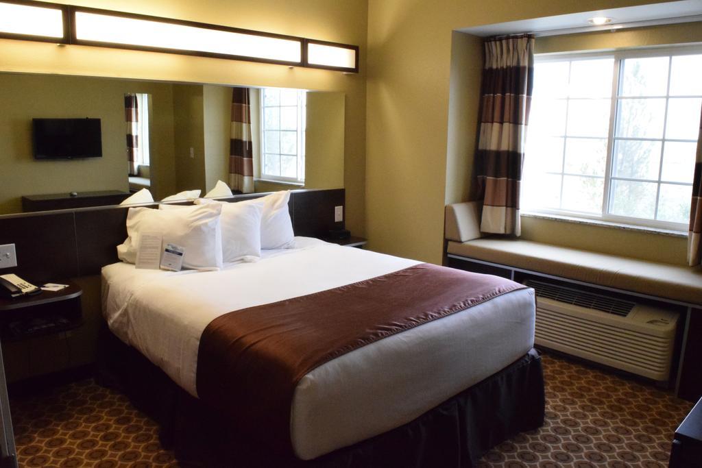 Microtel Inn And Suites Pecos Room photo