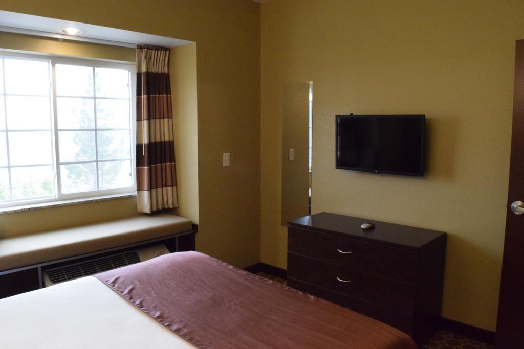 Microtel Inn And Suites Pecos Room photo